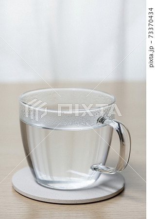 朝の寝起きに一杯の白湯を飲む 朝の寝起きに一杯の白湯を飲む 73370434