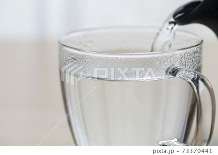 朝の寝起きに一杯の白湯を飲む 73370441