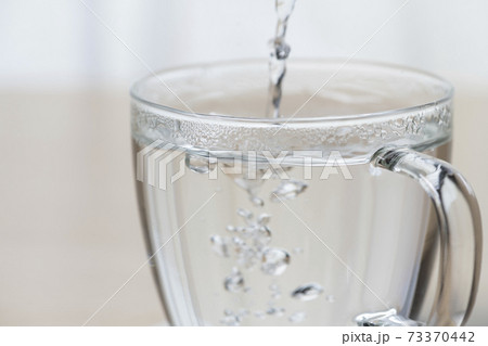 朝の寝起きに一杯の白湯を飲む 73370442