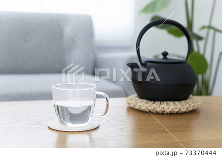 朝の寝起きに一杯の白湯を飲む 朝の寝起きに一杯の白湯を飲む 73370444
