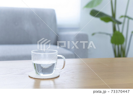 朝の寝起きに一杯の白湯を飲む 73370447