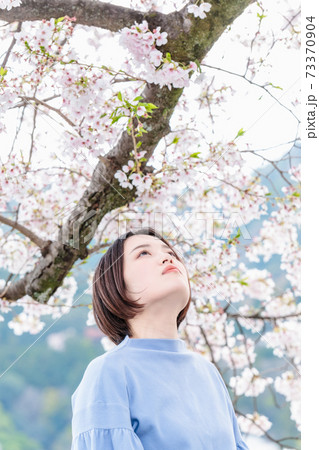 春の嵐山で桜を見ながら観光をする若い女性 春の嵐山で桜を見ながら観光をする若い女性 73370904