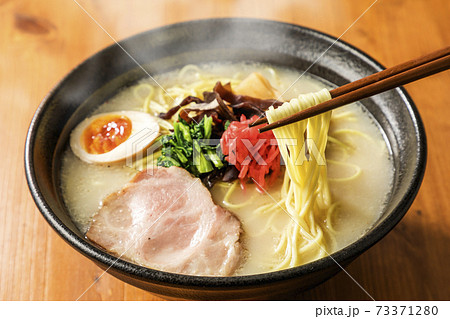 箸で持ち上げたとんこつラーメン 箸で持ち上げたとんこつラーメン 73371280