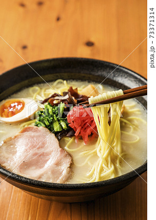 とんこつラーメン(箸で持ち上げ) とんこつラーメン(箸で持ち上げ) 73371314