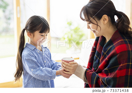ホットドリンクを両手で持つ親子 ホットドリンクを両手で持つ親子 73371438