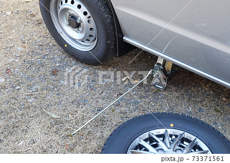 タイヤ交換作業 夏タイヤと冬タイヤ(ジャッキアップ パンタグラフジャッキ 車載ジャッキ) タイヤ交換作業 夏タイヤと冬タイヤ(ジャッキアップ パンタグラフジャッキ 車載ジャッキ) 73371561