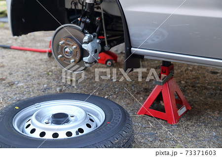 冬に備えてスタッドレスタイヤへ交換作業（ジャッキアップ　油圧式フロアジャッキ　ジャッキスタンド） 73371603