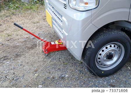 自動車をジャッキで持ち上げる(ジャッキアップ 油圧式フロアジャッキ ジャッキスタンド) 自動車をジャッキで持ち上げる(ジャッキアップ 油圧式フロアジャッキ ジャッキスタンド) 73371606