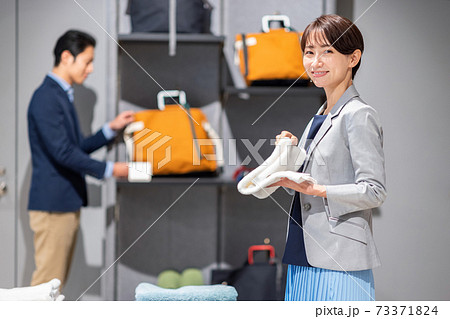 お店のスタッフ　女性　撮影協力：g GIFT AND LIFESTYLE 73371824