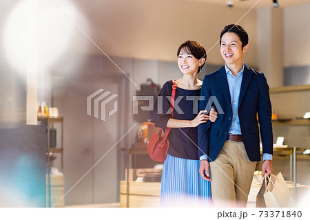 買い物をする夫婦 撮影協力:g GIFT AND LIFESTYLE 買い物をする夫婦 撮影協力:g GIFT AND LIFESTYLE 73371840