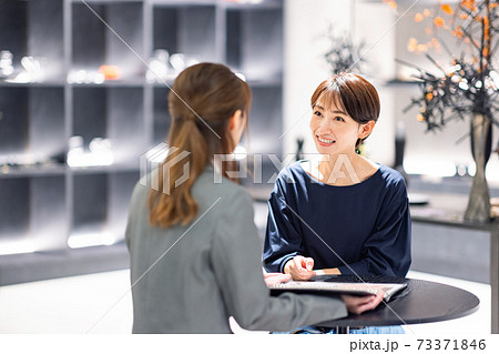 夫婦が買い物しているのを店員が接客している　撮影協力：g GIFT AND LIFESTYLE 73371846