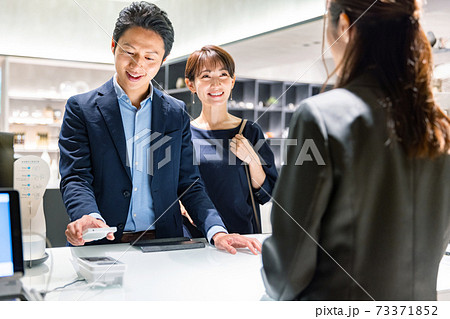 スマホで決済しているイメージ 撮影協力:g GIFT AND LIFESTYLE スマホで決済しているイメージ 撮影協力:g GIFT AND LIFESTYLE 73371852