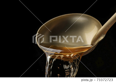 お玉で出汁を掬う 73372723
