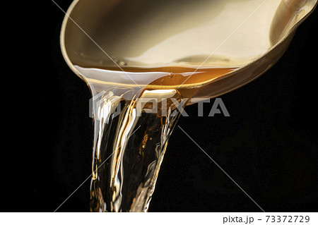 お玉で出汁を掬う お玉で出汁を掬う 73372729