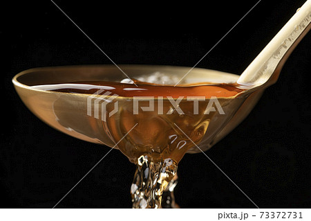 お玉で出汁を掬う 73372731