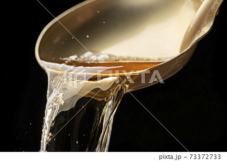 お玉で出汁を掬う お玉で出汁を掬う 73372733