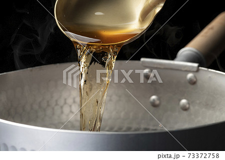 お玉で出汁を掬う 73372758