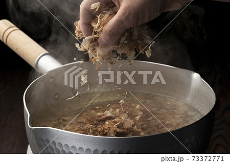 鰹節から出汁を取る 73372771