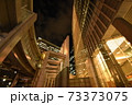 都会の街のビルと夜空 73373075