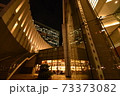 SFっぽい都会の街のビルと夜空 73373082