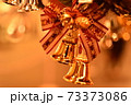 クリスマスマーケットで売られているリボン付きのベル 73373086