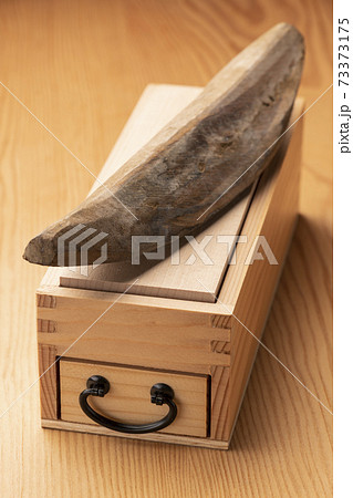 鰹節と鰹節削り器 73373175