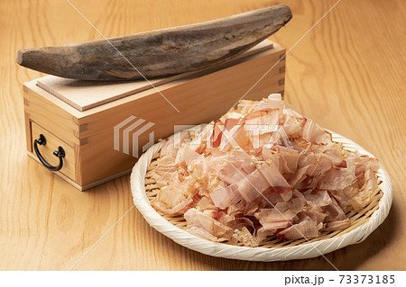 鰹節と鰹節削り器 73373185