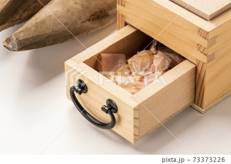 鰹節と鰹節削り器 白バック 鰹節と鰹節削り器 白バック 73373226