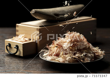 鰹節と鰹節削り器 73373347