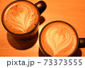 ハートのラテアートのマグカップ二つ 73373555