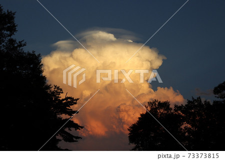 大迫力！怖すぎる夕暮れの積乱雲 73373815