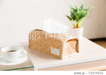 テーブルに置いたティッシュケース 73374252