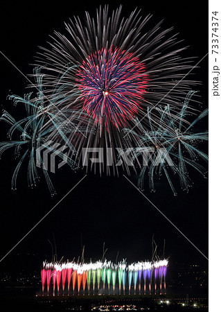 夜空に舞い上がる花火(市川三郷町ふるさと夏まつり、神明の花火大会 山梨県) 夜空に舞い上がる花火(市川三郷町ふるさと夏まつり、神明の花火大会 山梨県) 73374374