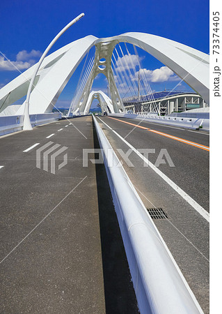 青空にアーチを描く、豊田大橋〈愛知県豊田市〉 73374405