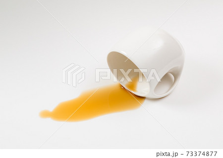 こぼしたコーヒー 73374877