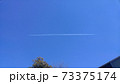 晴天の飛行機雲 73375174