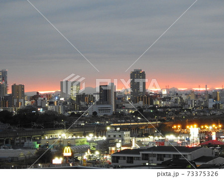 一日に感謝!。。夕焼けの船橋の街東洋高速鉄道が走る風景です! 一日に感謝!。。夕焼けの船橋の街東洋高速鉄道が走る風景です! 73375326