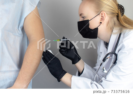 An orthopedic surgeon gives an injection in the elbow. Treatment of osteoarthritis with hormonal drugs or drugs based on hyaluronic acid. Help with diseases that damage the cartilage of the joint An orthopedic surgeon gives an injection in the elbow. Treatment of osteoarthritis with hormonal drugs or drugs based on hyaluronic acid. Help with diseases that damage the cartilage of the joint 73375616