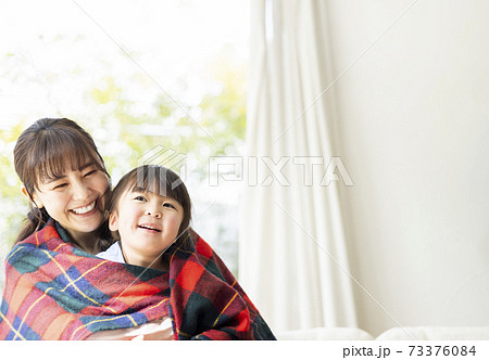 リビングでくつろぐ親子 スキンシップの写真素材 [73376084] - PIXTA