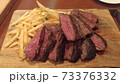 ビーフステーキとフライドポテト 73376332