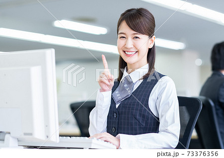 オフィスのビジネスウーマン　 73376356