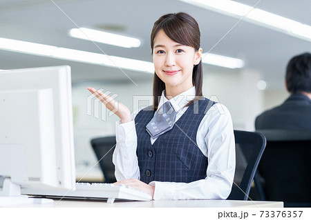 オフィスのビジネスウーマン　 73376357