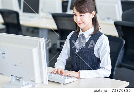 オフィスのビジネスウーマン　 73376359