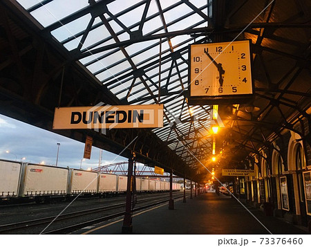 ダニーデン駅の夕暮れのプラットホームと時計 ダニーデン駅の夕暮れのプラットホームと時計 73376460
