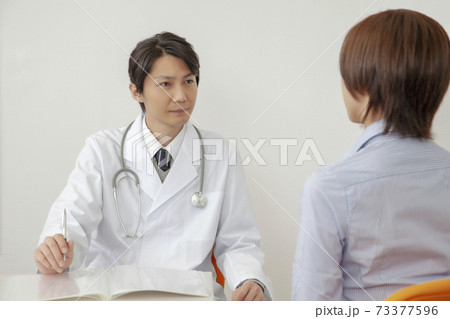 診察をする男性医師 診察をする男性医師 73377596