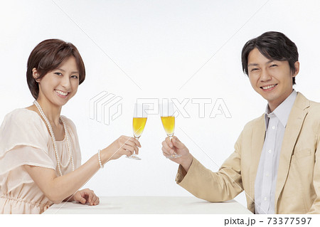 シャンパンで乾杯をする日本人カップル シャンパンで乾杯をする日本人カップル 73377597