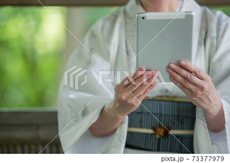 タブレットPCを持つ着物姿の女性 タブレットPCを持つ着物姿の女性 73377979