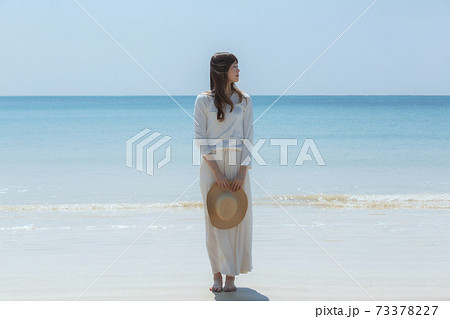 波打ち際で麦わら帽子を持つ女性 波打ち際で麦わら帽子を持つ女性 73378227