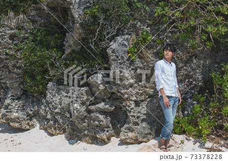 砂浜に立つ男性 砂浜に立つ男性 73378228
