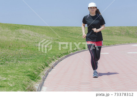 ランニングをする女性 ランニングをする女性 73378312